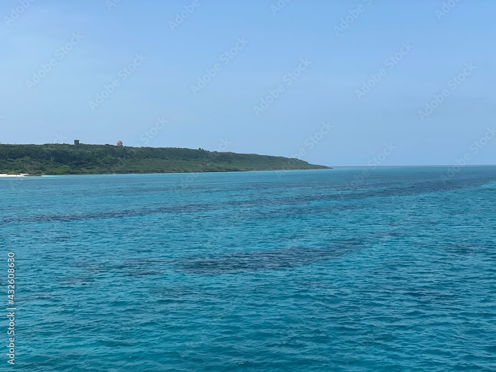 沖縄県宮古島と青い海