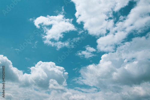 Kumuluswolken treten meist bei sonnigem Wetter auf, wenn die Luft etwas feuchter ist. Sie entstehen durch lAufwind, wie Thermik. Luftmassen steigen auf, dehnen sich aus und kühlen dabei ab.