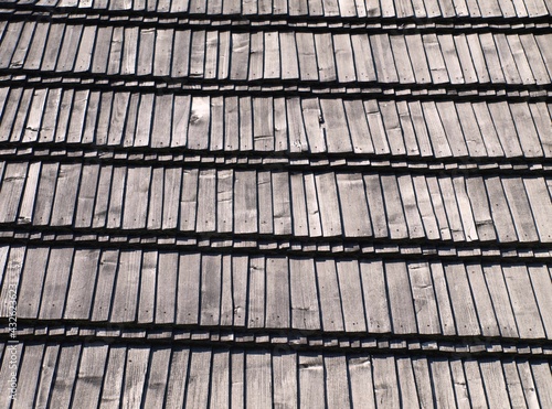 Drewniane dachówki na dachu  © Jacek