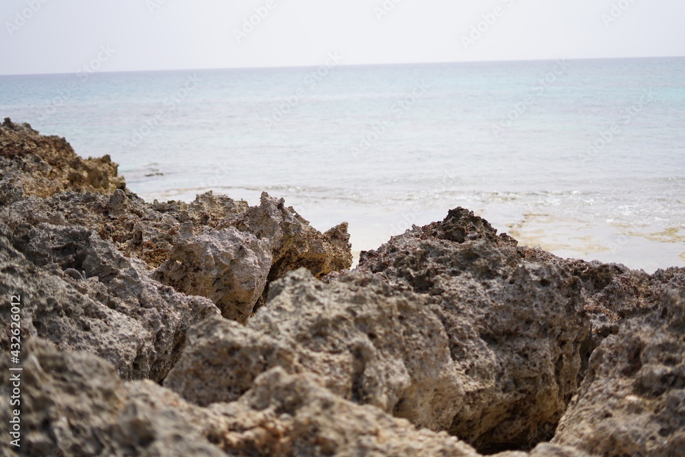 宮古島の岩場の多いビーチ