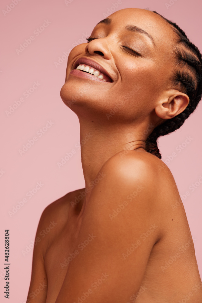 Smiling female model with healthy skin - obrazy, fototapety, plakaty 