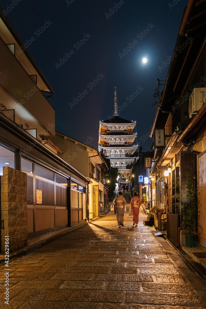 Yasaka-no-to Pagoda, also known as Hōkan-ji Temple at night in the old town Higashiyama district, Kyoto in Japan.The pagoda is a popular tourist attraction.