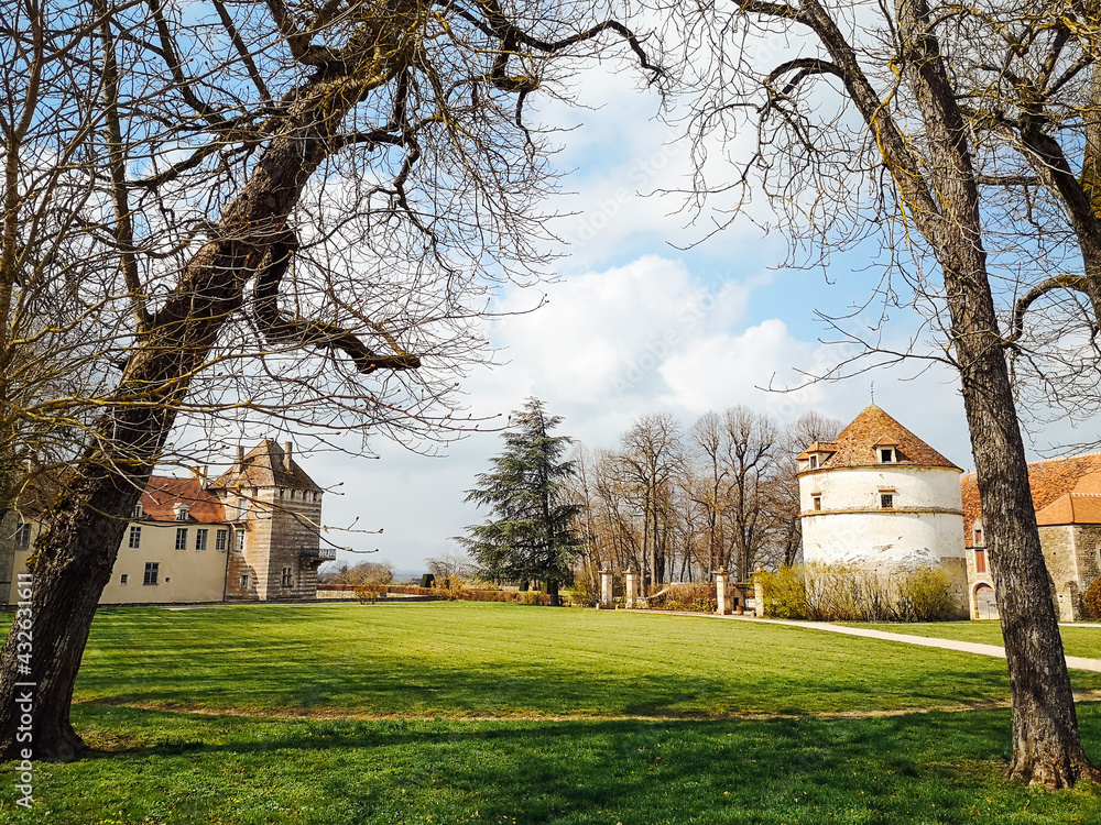 Fototapeta premium Le parc du château d'époisses. Un parc et un château.