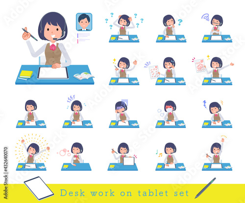 タブレット端末で学習するインカムをつけたビジネス女性のセット