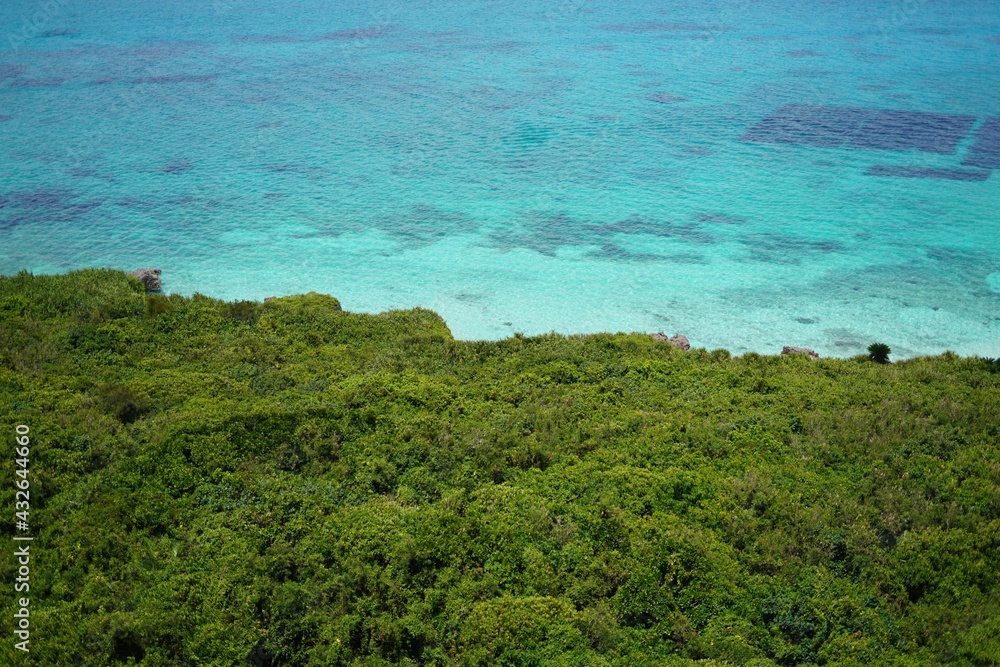 沖縄県宮古島の美しい海と島の上空からの風景