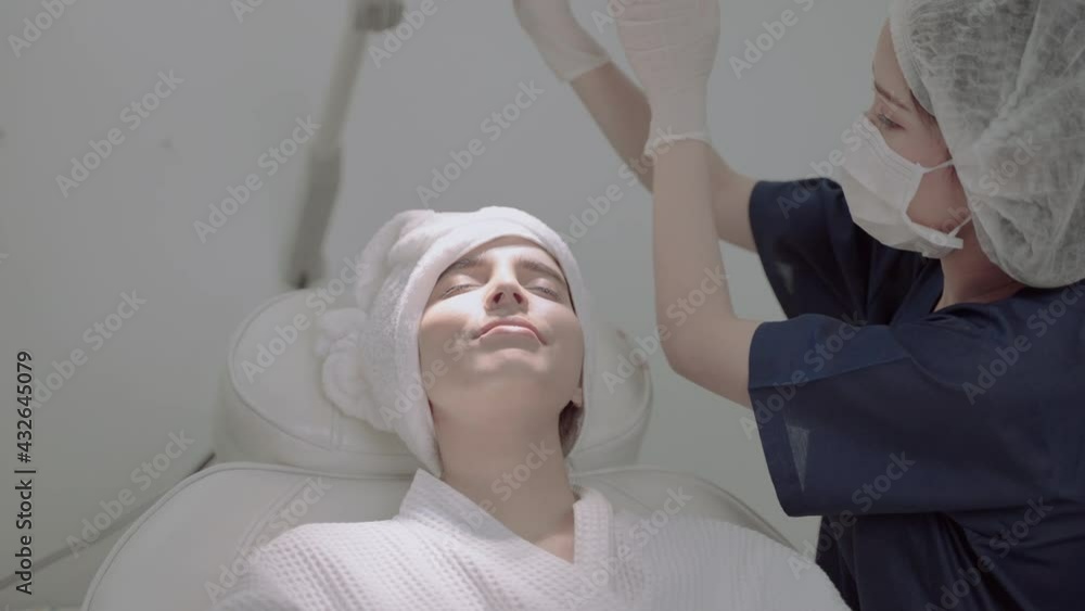 In a beauty clinic, the doctor examined the face of the young woman receiving the beauty treatment.
In a beauty clinic, the doctor examined the face of the young woman receiving the beauty treatment.