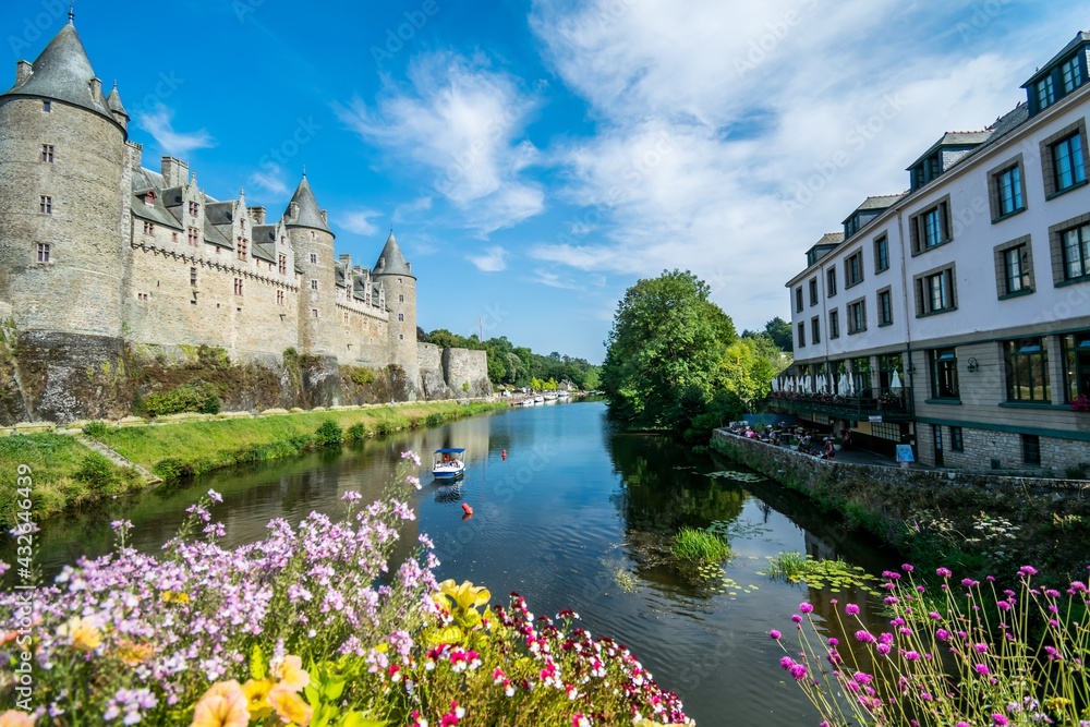 Josselin, cité de caractère et village fleuri, baigné par la rivière l'Oust, se situe dans la Morbihan en Bretagne.	

