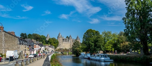 Josselin, cité de caractère et village fleuri, baigné par la rivière l'Oust, se situe dans la Morbihan en Bretagne. 