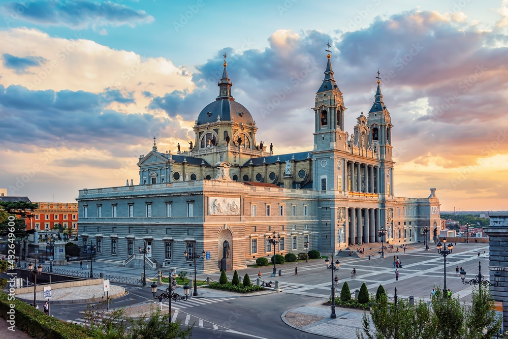 Fototapeta premium Almudena Cathedral in Madrid, Spain