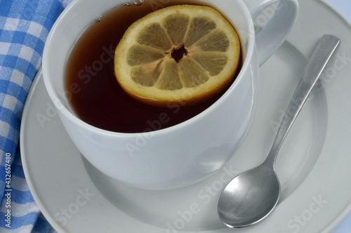 Tasse de thé au citron avec une rondelle de citron en gros plan