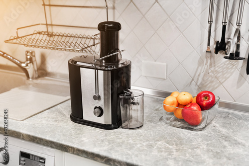 Foto juicer for fruits and vegetables on the kitchen table