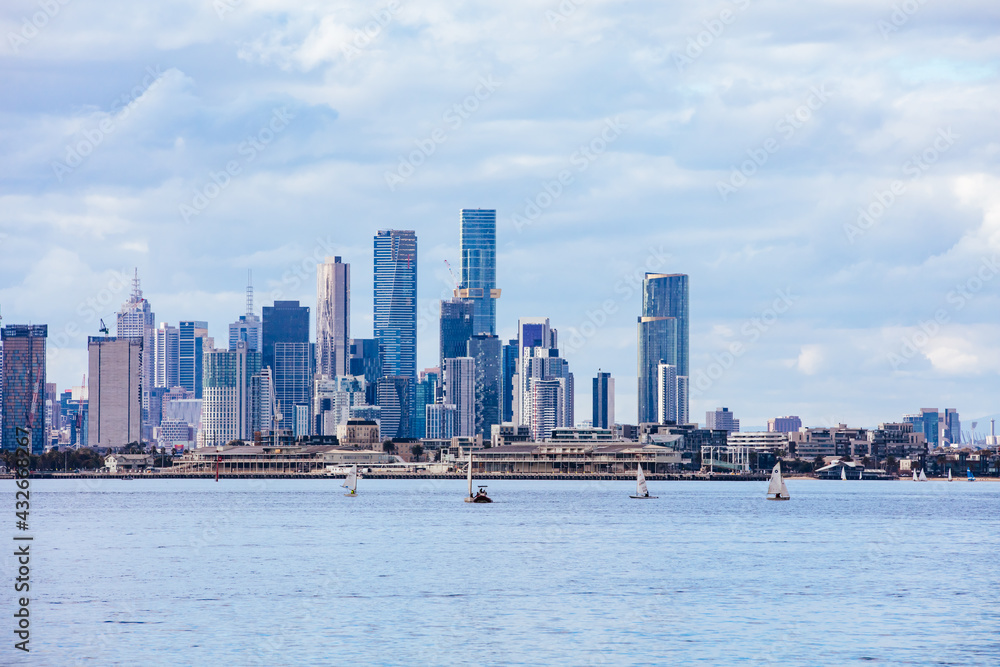 Obraz premium Melbourne Skyline from Williamstown in Australia