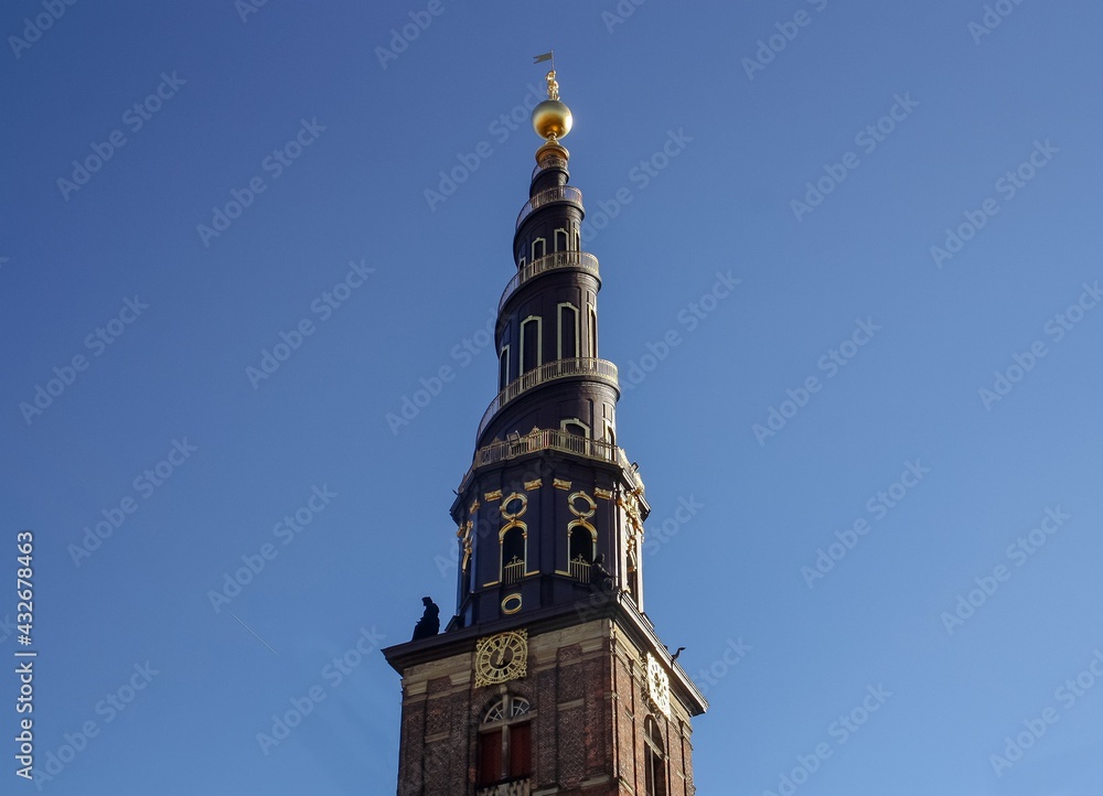 El campanario de la Iglesia de Nuestro Salvador (en danés: Vor Frelsers Kirke) en Copenhague. La aguja de la torre en espiral en un día claro. El campanario de la Iglesia de Nuestro Salvador (en danés: Vor Frelsers Kirke) en Copenhague. La aguja de la torre en espiral en un día claro.