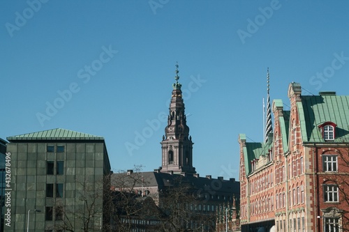 La torre del Palacio de Christiansborg y la parte trasera del antiguo edificio de la Bolsa de Valores ubicado en el centro de Copenhague, Dinamarca.