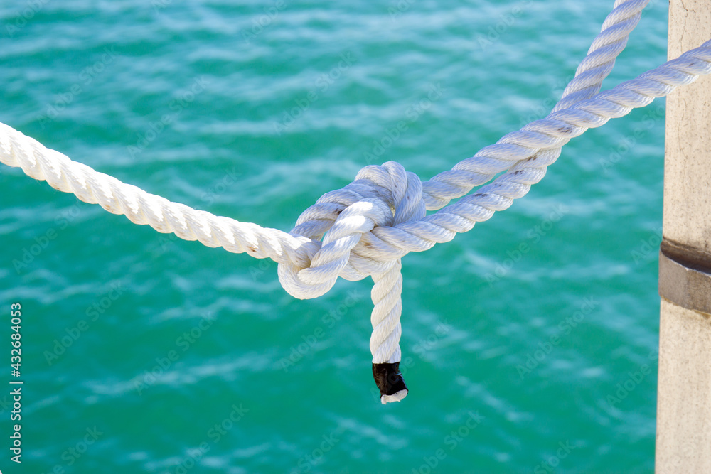 Fototapeta premium Rope knot on the background of sea