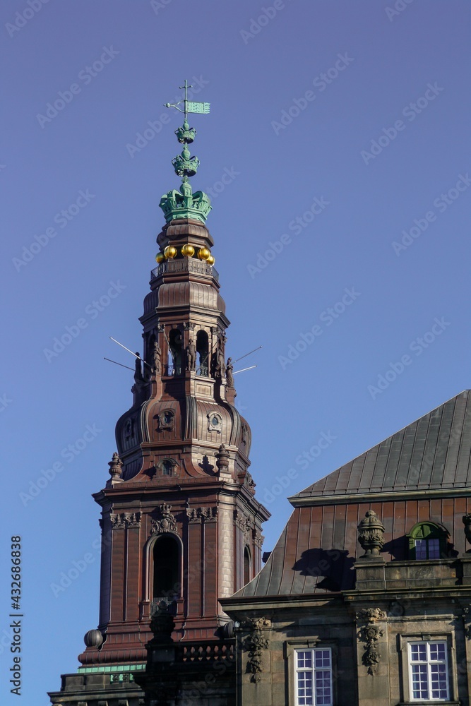 La torre del palacio de Christiansborg. Palacio y edificio gubernamental en el islote de Slotsholmen ubicado en el centro de Copenhague, Dinamarca.