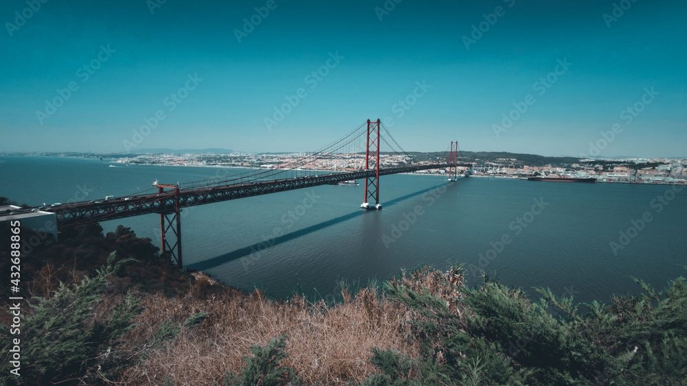 Ponte 25 de Abril com céu limpo 