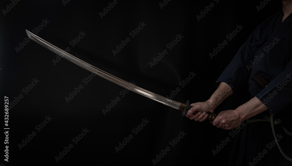 Fototapeta premium 日本刀を構える人物