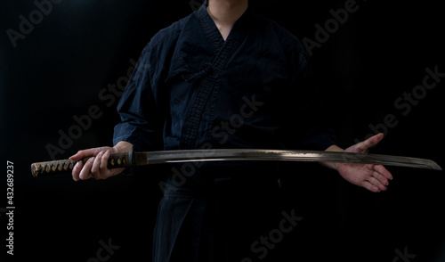 日本刀を構える人物