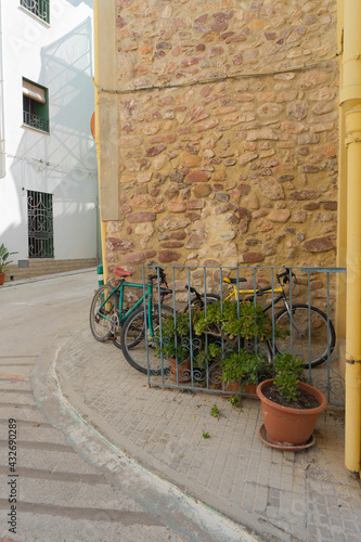 Bicicletas en una calle de Algar de Palància
