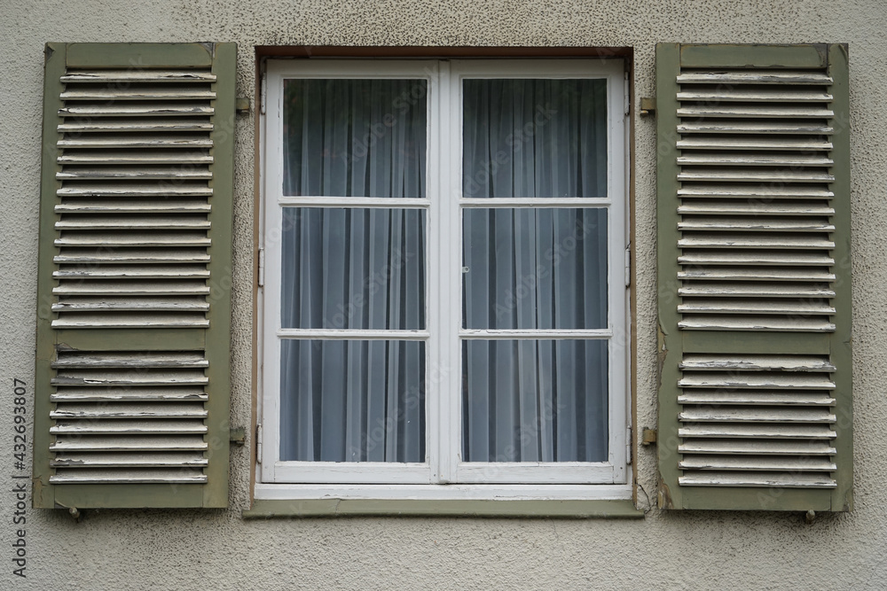 altes 50 er Jahre Fenster mit grünen Fensterläden