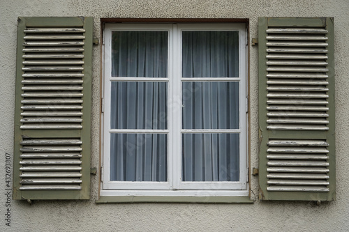 altes 50 er Jahre Fenster mit gr  nen Fensterl  den