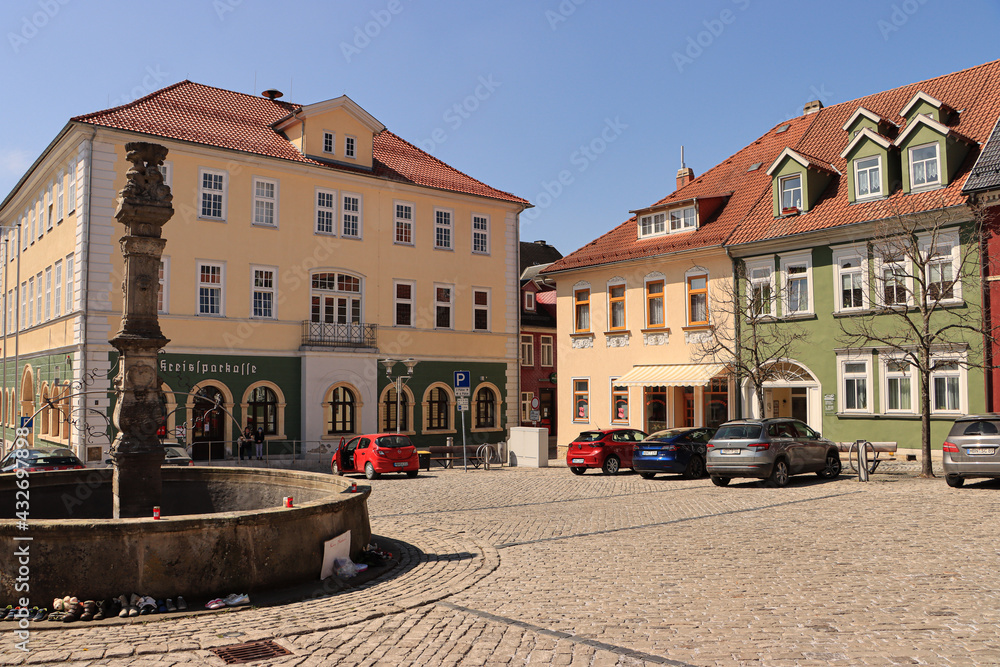 Eisfeld in Thüringen; Marktplatz mit Marktbrunnen und Rathaus