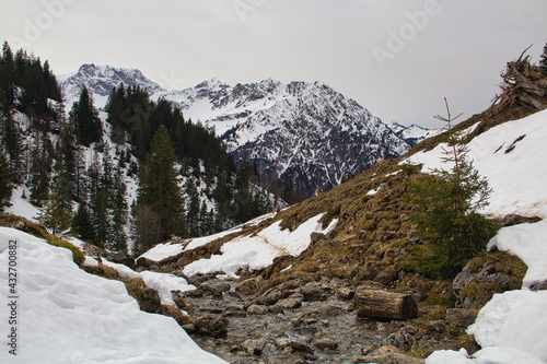 Bergbach in den Alpen im März.