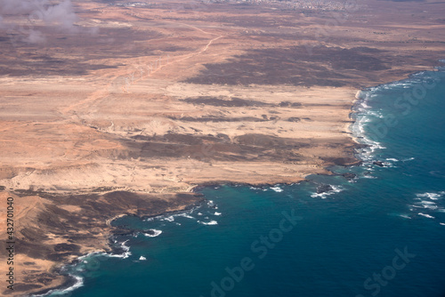 Fototapeta Naklejka Na Ścianę i Meble -  Foto aérea de la árida costa de la isla de Sal en el archipiélago de Cabo Verde