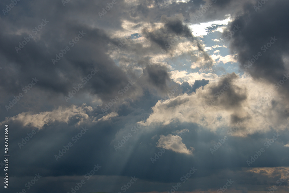 Obraz premium Tajikistan. Pamir highway. Picturesque clouds illuminated by the setting sun in the evening sky in the Pamir mountains.