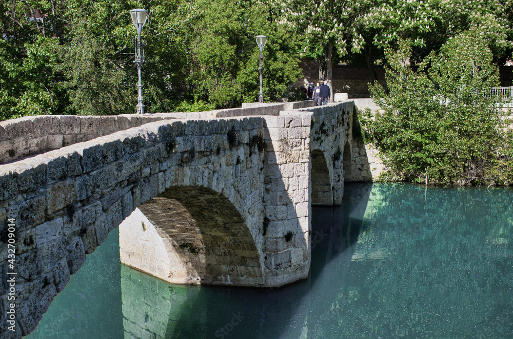 Antiguo puente de Puentecillas, hoy día peatonal, de origen romano sobre el río Carrión a su paso por la ciudad española de Palencia