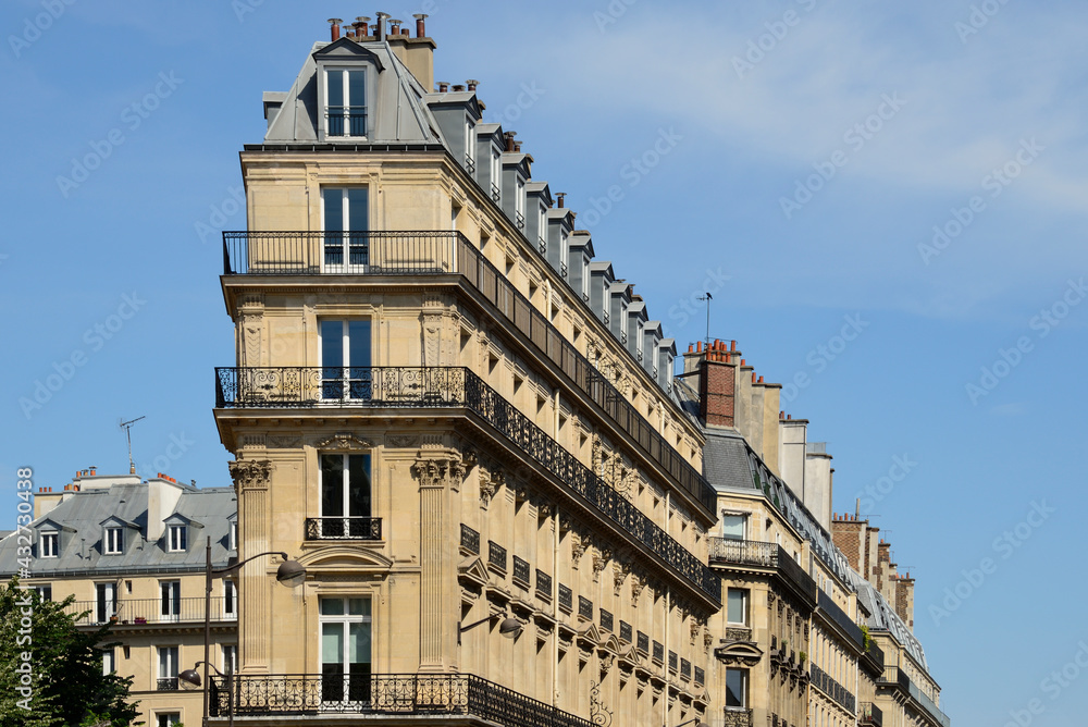 Immeuble haussmannien à Paris – Haussmannian building in Paris, France