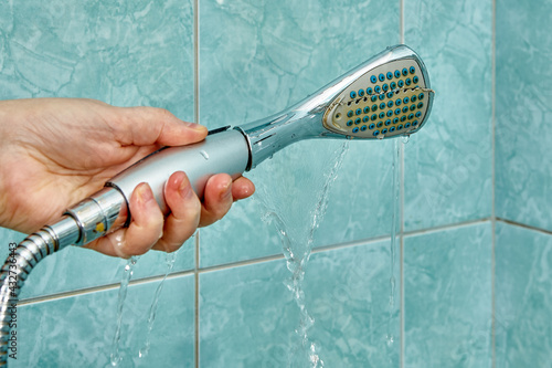 Fotografie Cracked shower head is leaking and needs to be replaced.