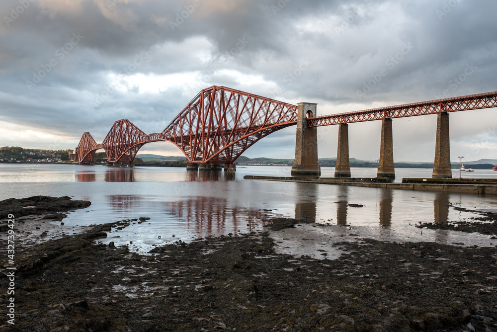 Obraz premium The Forth Bridge, Edinburgh, Scotland.
