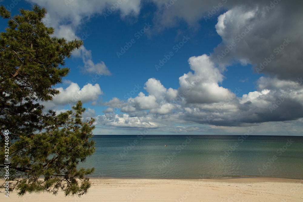 Zugang zum leeren Strand und Meer, an der Ostsee auf Rügen in Mecklenburg-Vorpommern, während Corona, mit Wolken am Himmel