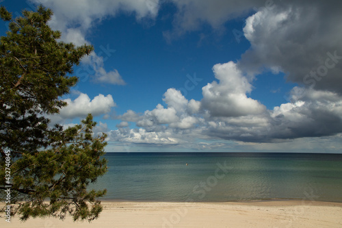 Zugang zum leeren Strand und Meer, an der Ostsee auf Rügen in Mecklenburg-Vorpommern, während Corona, mit Wolken am Himmel © DK_DD