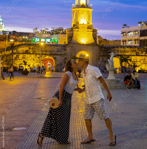 Obraz na płótnie couple kissing next to fountain in Cartagena Colombia w salonie