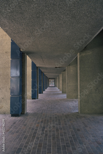 Canvas Print Vertical shot of an old passageway with columns