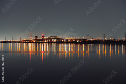 Fotografi Beautiful shot of colorful bridge lights reflection on the water