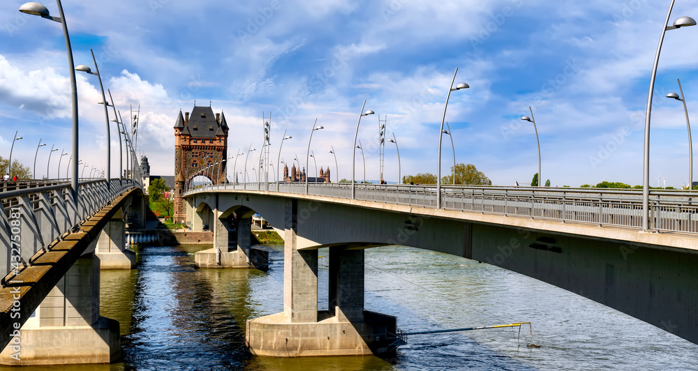 View of the Nibelungen Tower and Nibelungen Bridge in Worms, Germany. - Nibelungenbrücke in Worms