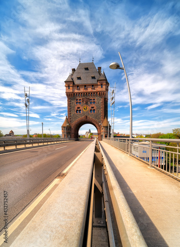 Obraz na płótnie View of the Nibelungen Tower and Nibelungen Bridge in Worms, Germany. - Nibelungenbrücke in Worms w salonie