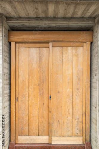 古い扉　Door of the old hut © norikko