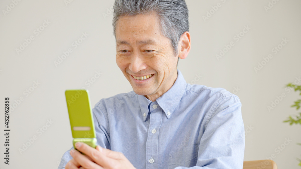 シニア男性・ガラケー・携帯電話
