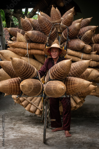 Foto Craftsman making bamboo fish trap at old village, Hung Yen, Vietnam