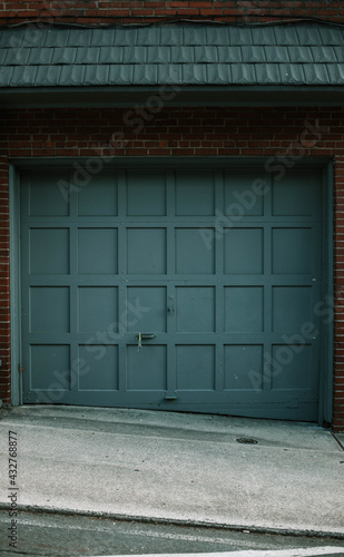 A grey garage door © Robby