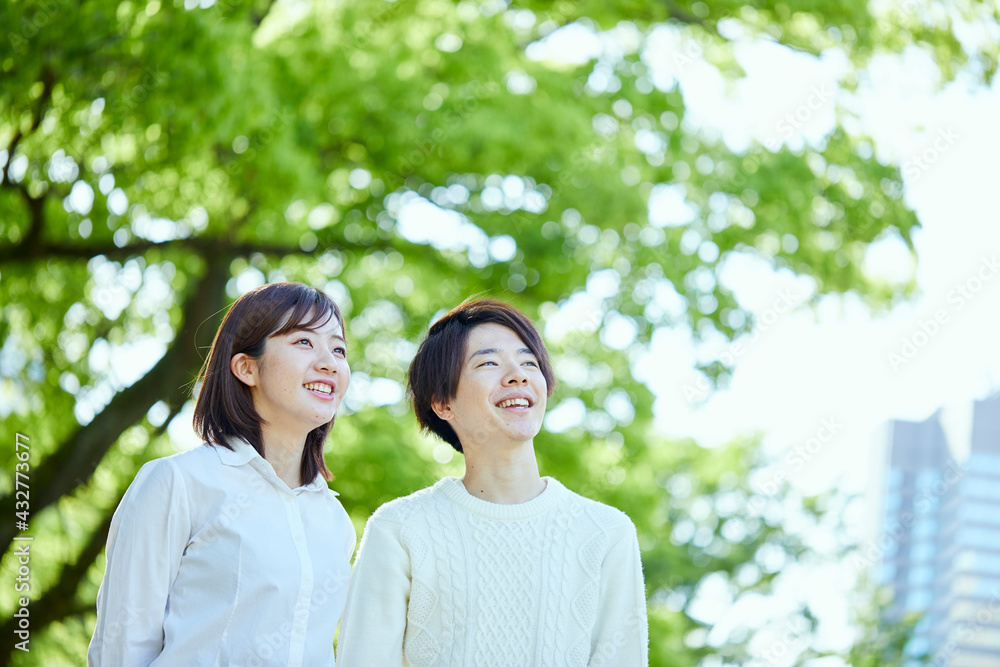 仲のいい爽やかな若いカップル 仲のいい爽やかな若いカップル