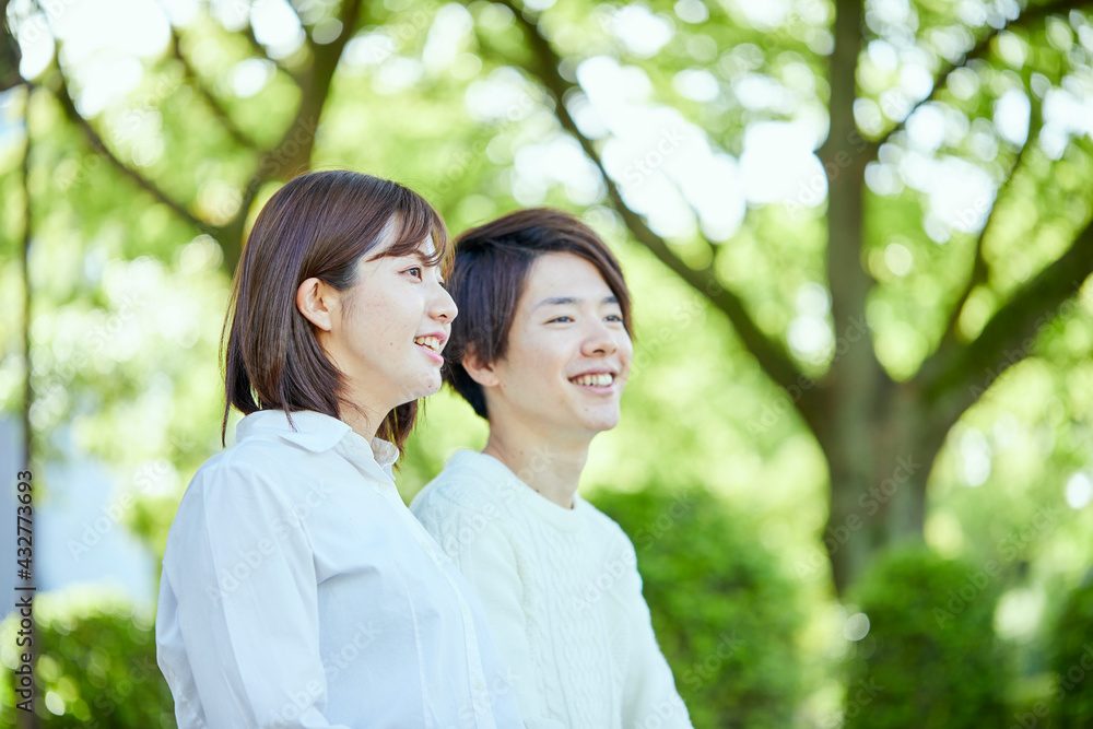 仲のいい爽やかな若いカップル 仲のいい爽やかな若いカップル