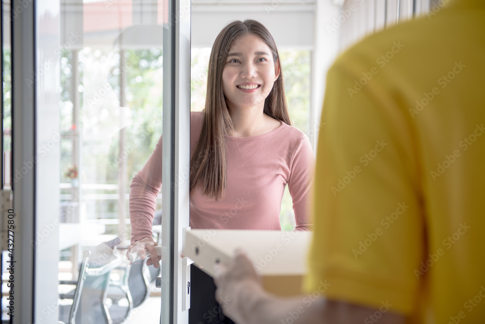 Food delivery staff Is pizza delivered to customers Food delivery staff Is pizza delivered to customers