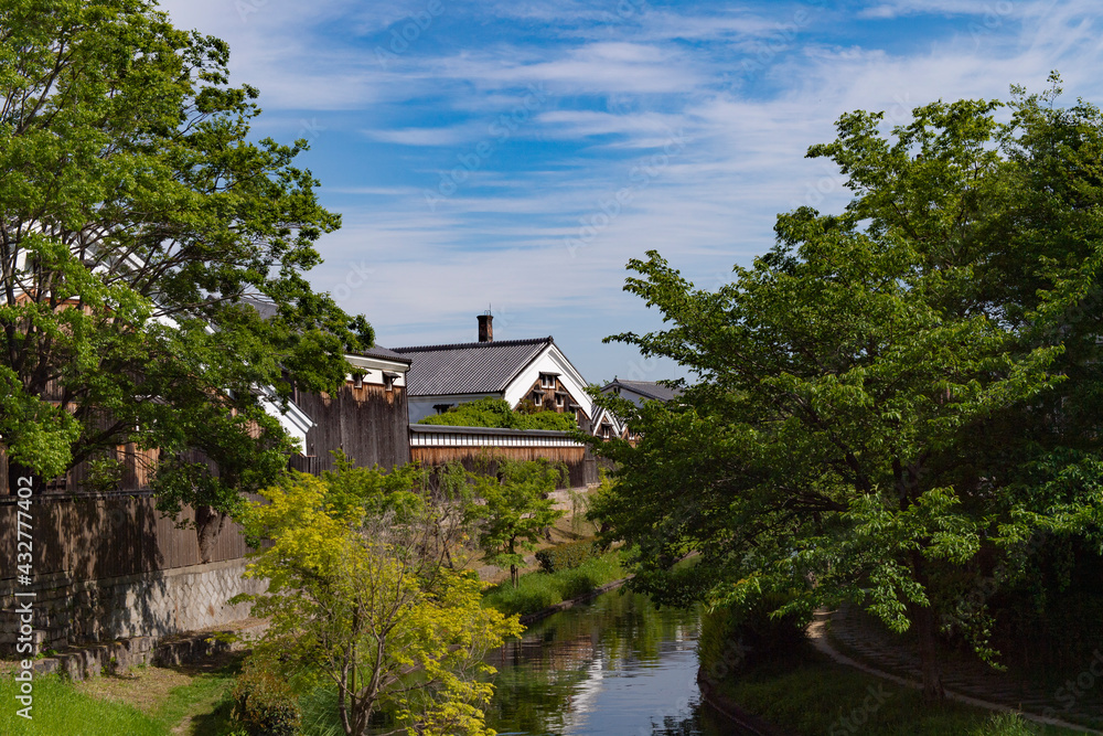 京都伏見の濠川と酒蔵の風景