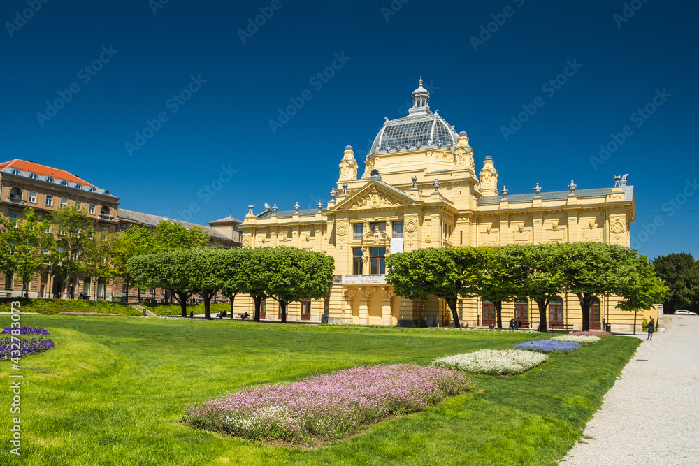 Obraz premium Zagreb, Croatia, art gallery and flowers in foreground, beautiful spring day